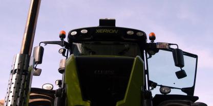 Ein Claas Xerion im dunklen Abendlicht