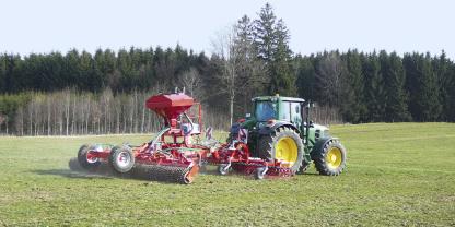 Als Standardmaschine hat sich die Kombination von Einebnungsschiene mit Striegel, Nachsägerät und Nachlaufwalze etabliert.