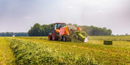 Kubota Kleinballenpressen auf Grünland
