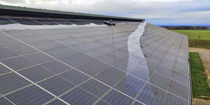Landwirt Stefan Hüser reinigt seine PV-Anlage im Bereich der Strohhaltung zweimal pro Jahr. Foto: Hüser EnergiePV-Erträge sinken, wenn die Module verschmutzt sind. In der Landwirtschaft lohnt sich die Reinigung oft einmal im Jahr.