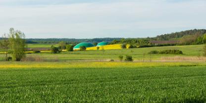 Biogasanlage im Feld (Symbolbild): Für die Sabotage an einer Biogasanlage wurde ein Mann nun rechtskräftig zu Bewährung verurteilt.