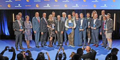 Die Sieger des CERES AWARD 2025 auf der Bühne bei der Nacht der Landwirtschaft in Berlin.