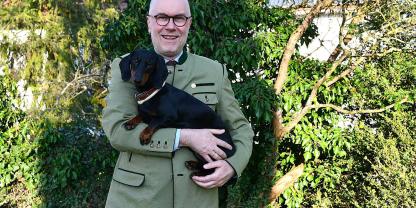 LJV-Präsident Dieter Mahr im heimischen Garten mit Dackel „Eduard“, genannt „Eddy“.