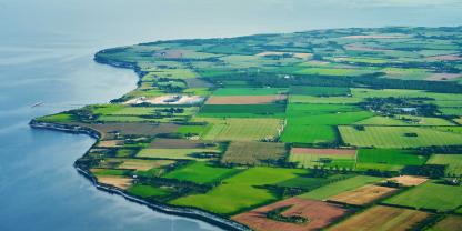 Die Küste von Dänemark mit Äckern und Feldern