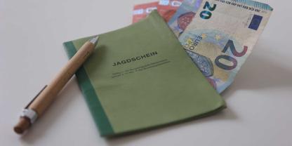 Für das Verlängern des Jagdscheins fallen in den Ländern unterschiedliche Gebühren an.