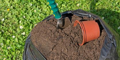 Wer biologisch gärtnert, setzt torffreie Erde ein.Bildunterschrift