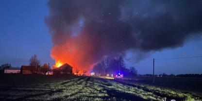 Feuerschein über einem Bauernhof