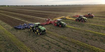 Giganten unter sich: John Deere 9rx 83, Fendt 1167 MT, Claas Xerion 12.650 Terra Trac und Case IH 645 AFS CONNECT QUADTRAC.