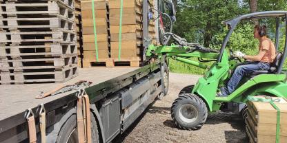 Ausbilder Ivan Curic verlädt die Honigräume.