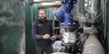 Sebastian Klare betreut auf dem Familienbetrieb im Landkreis Diepholz die Biogasanlage und das Wärmenetz.