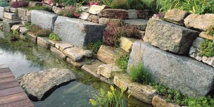 Stufen, Wasser, Farben und Formen: Mauern mit Gestaltungsspielraum