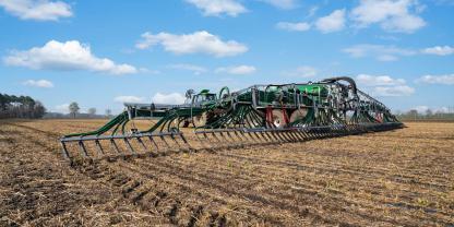 Gülle wird auf einem Feld ausgebracht.