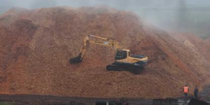 Ein XXL Hackschnitzelberg mit einem Bagger