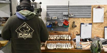 Blick auf die Werkbank. Was auffällt: In Solingen wird hoher Wert auf die Qualität der eingesetzten Materialien für die Puma-Messer gelegt.