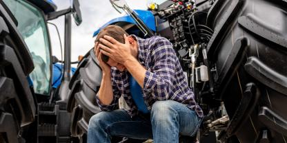 Landwirt-verzweifelt-AdobeStock_1555882376