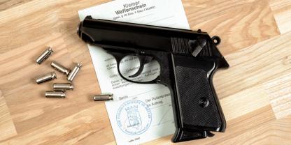 Immer mehr Menschen in Niedersachsen beantragen einen kleinen Waffenschein.