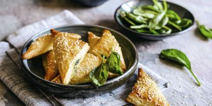Rezepte-Osterbrunch-Spinat-Käse-Blätterteig-Taschen_AdobeStock_223247058