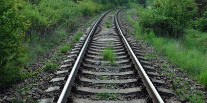 Bahngleise mit Unkraut