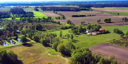 Bauernhof-Ackerland-AdobeStock_1826308450