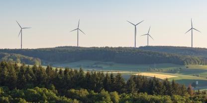 Windräder im Wald auf einer Anhöhe