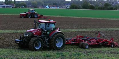 Traktoren auf einem Feld