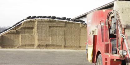 Schluss mit Autoreifen und Sandsäcken an der Silo-Anschnittkannte: Landwirt hat ein einfache Lösung für nur 160 €.