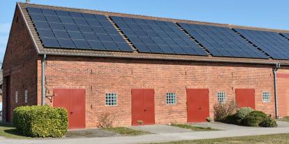 PV-Anlage-auf-Scheune-AdobeStock_1375519340