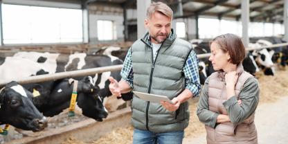 Landwirt-Landwirtin-AdobeStock_289583464