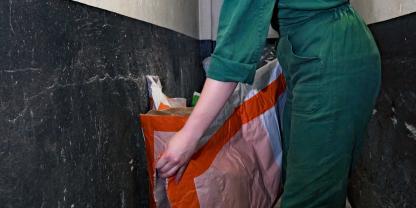 In der Ferkelfütterung kommt oft Sackware zum Einsatz. Ein einfacher Faden-Trick aus einem Insta-Reel zeigt, wie sich Säcke ohne Messer schnell öffnen lassen (Symbolbild).