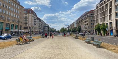 Abb. 1: Trostloses Stadtbild „Unter den Linden“ 2025 – Klimaresilienz sieht anders aus.