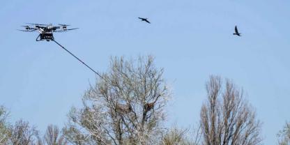 Die Drohne mit dem Arm im Einsatz am Bodensee.