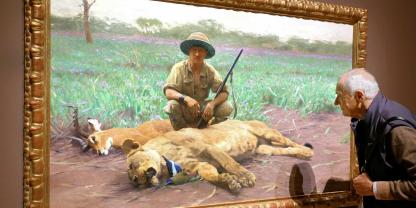 Wilhelm Kuhnert, hier hinter einer Löwin. Das Gemälde heißt „Die Strecke, Selbstportrait“.