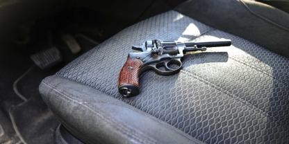 Waffen müssen in einem gesicherten Behältnis aufbewahrt werden – besonders, wenn auf dem Rückweg aus dem Revier ein Zwischenstopp eingelegt oder ein Umweg gefahren wird.Der Jäger hatt seine Kurzwaffe bei einer Nachsuche in einer Neuanpflanzung verloren.