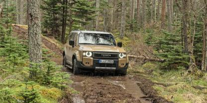 Ein Evergreen, das sich in der neuesten Generation wieder zu seinen kantigeren Wurzeln bekennt: der Toyota Land Cruiser.