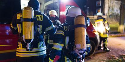 Im Landkreis Gifhorn rückte die Feuerwehr wegen eines Hochsitzbrandes aus. Die Polizei ermittelt.