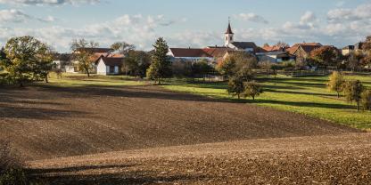 Kirche-ländlich-AdobeStock_230194561