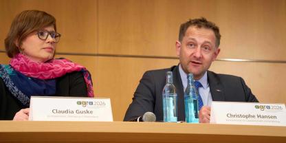 EU-Agrarkommissar Christophe Hansen und seine Pressesprecherin Claudia Guske.