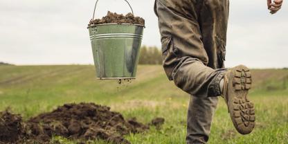 Auch ein Eimer Erde ist Diebstahl, wenn man ihn von fremdem Land mitnimmt. (Symbolbild)