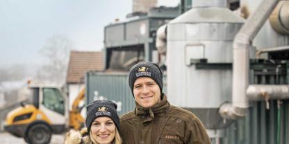 Antonia Gräfin zu Eltz und Ferdinand Graf zu Eltz vor der Biogasanlage von Gut Wolfring .