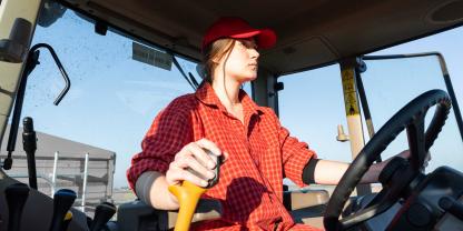 Wer den Führerschein Klasse T besitzt, darf nicht einfach auf jeden Traktor steigen und losfahren.