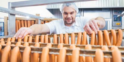 Die Deutschen essen weiterhin gern Wurst. (Symbolbild)
