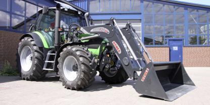 Ein Frontlader lässt sich oft schnell abbauen – doch die Schwinge steht anschließend häufig im Weg und blockiert wichtige Arbeitsbereiche auf dem Hof. Doch es gibt eine Lösung.