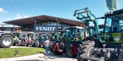 Vor dem Fendt-Forum stellten sich die Xylon-Systemschlepper in Reihe und Glied auf. Foto: Helmut Süß