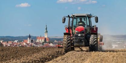 Acker-Felder-Kirche-AdobeStock_597116729
