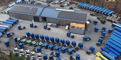 In Niedersachsen wechselten insgesamt 17 Mercedes Lkws und acht von 12 neuen Claas Traktoren sowie ein Mähdrescher an nur einem Tag den Besitzer. Eine beeindruckende Übergabe!