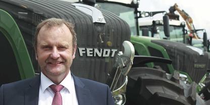 Andreas Loewel vor Fendt-Reihe-4.JPG