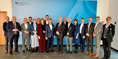 Bundeslandwirtschaftsminister Alois Rainer (Mitte) mit Vertretern der deutschen Holzwirtschaft