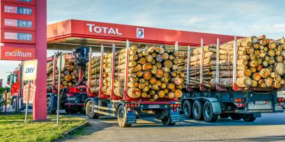 Auch Holztransport-Lkw müssen tanken.