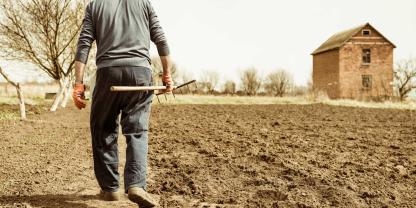 Alter-Landwirt-AdobeStock_107658936(1)