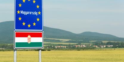 Ein EU-Schild an der ungarischen Grenze